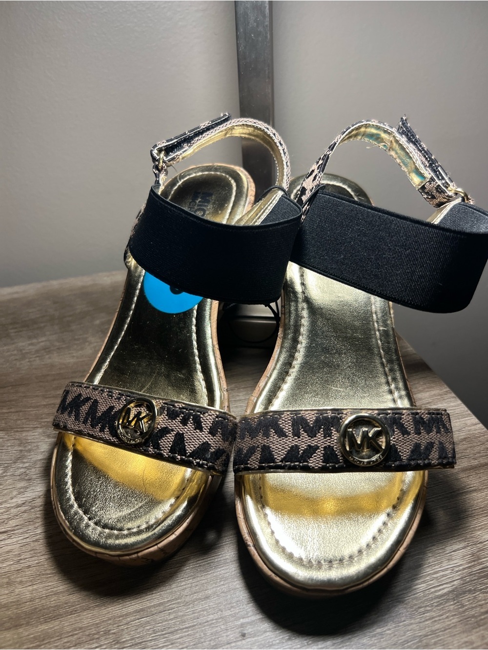 Michael Kors Girls Brown Logo Metallic Gold Sandals stock (17)